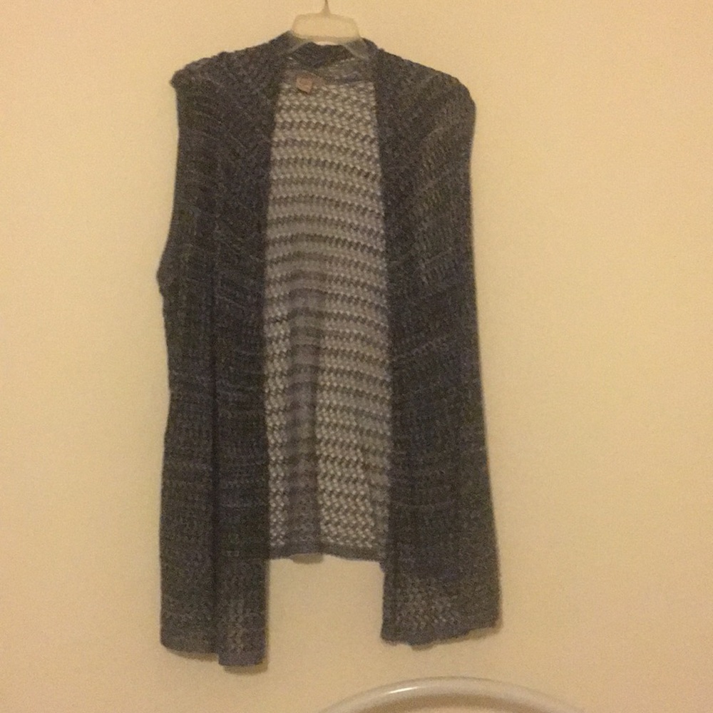 Art and Soul knitted grey/black cardigan.